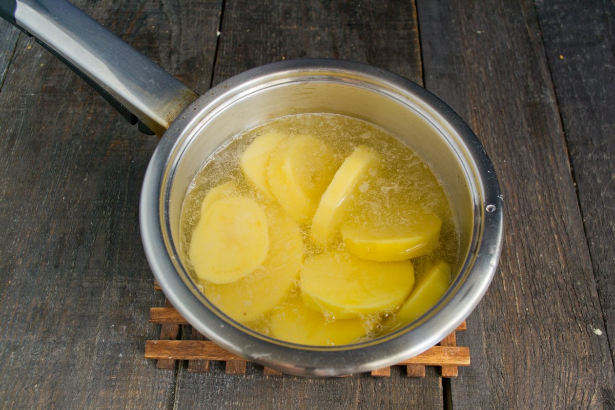 Швильпикай Литовское блюдо. Швильпикай из картофеля. Картофель бросить в кипящую воду.